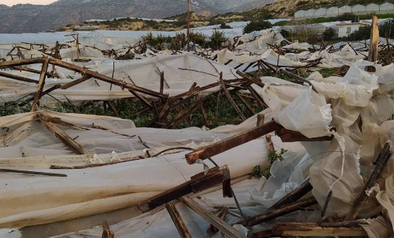 katastrofes-se-kalliergeies-kai-thermokipia-stin-ierapetra-apo-ischyrous-anemous-223076