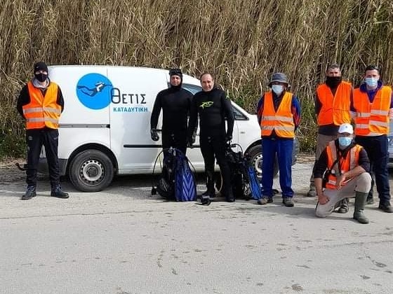 ton-katharismo-tou-limaniou-tou-agiou-thoma-stin-preveza-anelave-i-elopy-225359