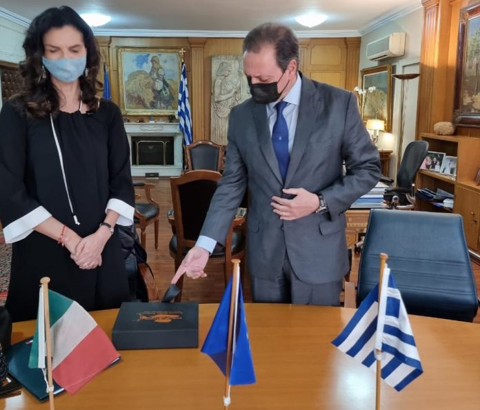 ypaat-italida presveftis2