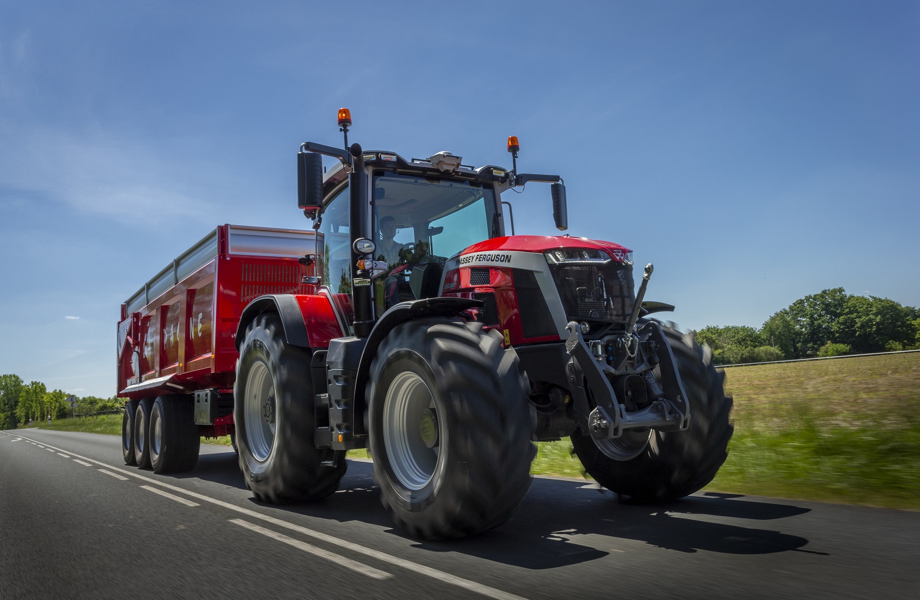 to-vraveio-kyrous-red-dot-product-design-2021-sti-seira-trakter-massey-ferguson-8s-227419