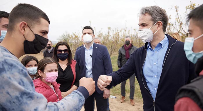 ektakti-oikonomiki-enischysi-meso-elga-proaningeile-o-k-mitsotakis-gia-tis-zimies-tou-pagetou-228828