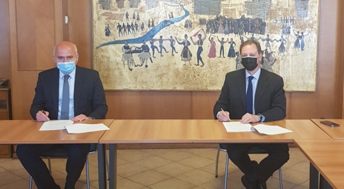 ypegrafi-programmatiki-symvasi-ypsous-25-ekat-evro-gia-to-diacheiristiko-schedio-voskisis-tis-pamth-231013