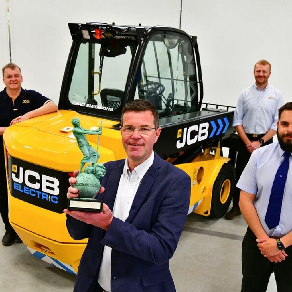i-jcb-kerdizei-to-koryfaio-vraveio-flta-fork-lift-truck-association-os-anagnorisi-gia-ta-perivallontika-ofeli-tou-neou-pliros-ilektrokinitou-tileskopikou-anypsotikou-30-19e-234751
