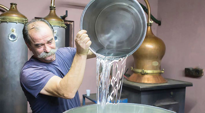 prostatevmena-ki-ektos-ee-to-tsipouro-kai-to-ouzo-233069
