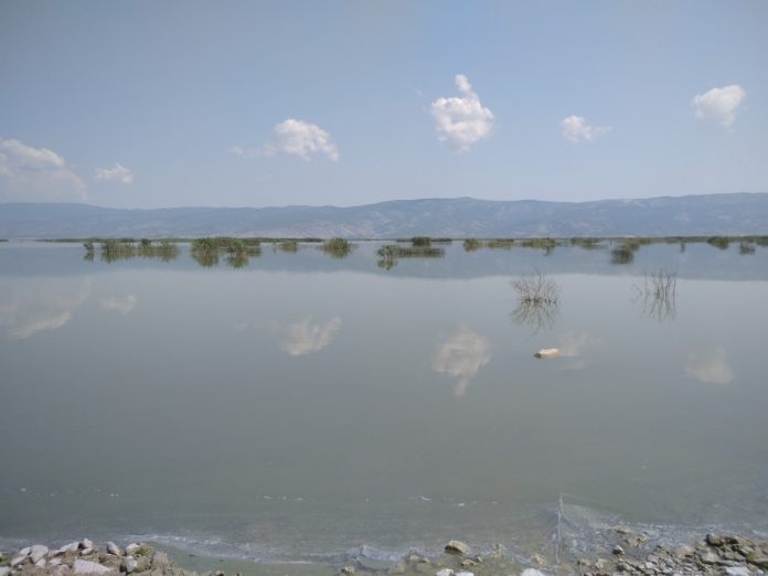 limni-karla-rompotiki-metrisi-neron-limnis