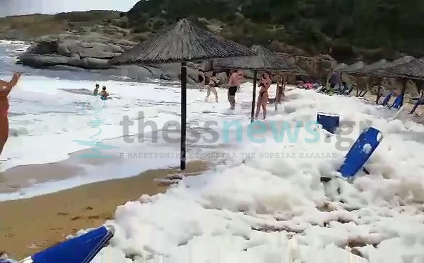 i-paralia-tigania-sti-chalkidiki-gemise-me-afrous-pos-exigei-eidikos-to-fainomeno-vinteo-237456