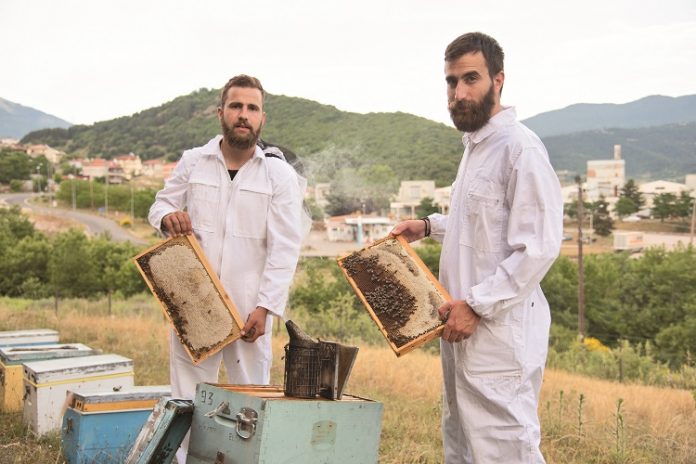baggelis-kostas-leloudis-apo-meli-botana-dimiourgountai-therapeytika-proionta-karpenisi