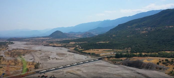 sygklonizoun-eikones-pineiou-xoris-oute-stagona-nero-binteo-foto