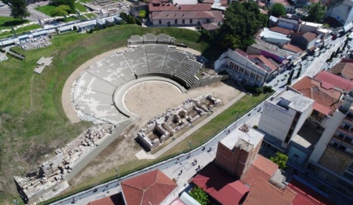 arxitektones-apo-olo-kosmo-katathetoun-idees-periballonta-xoro-arxaiou-theatrou-larisas