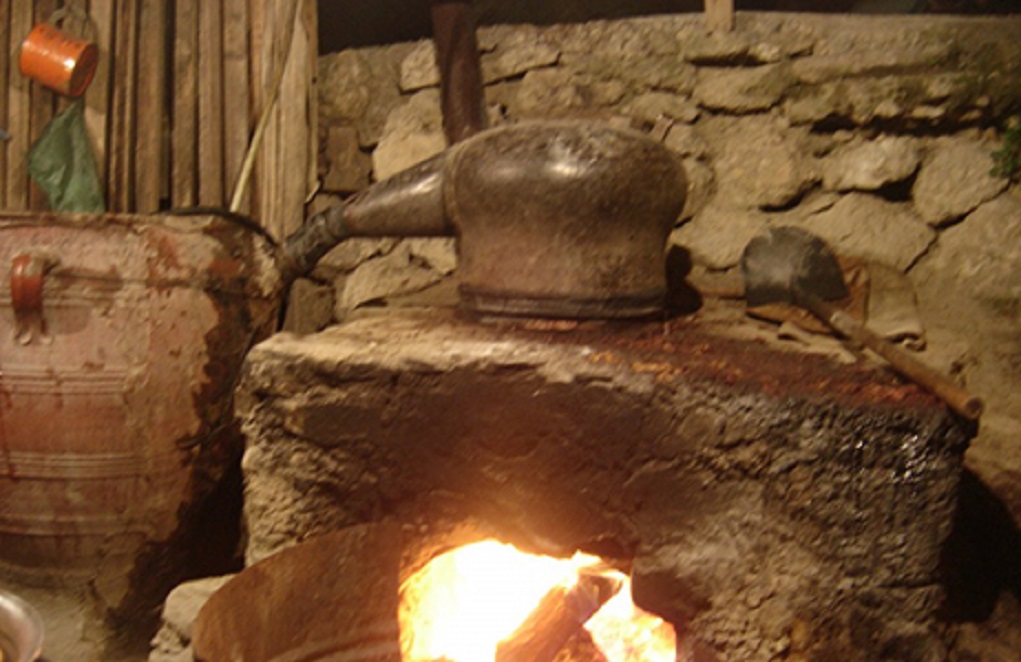 piran-fotia-ta-kazania-gia-tin-paragogi-tsipourou-stin-kastoria-244236