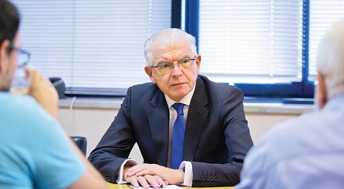 andreas-lykourentzos-synentefxi-stin-yx-protasi-tis-pagkosmias-trapezas-gia-afxisi-25-stin-eisfora-tou-elga-omos-exetazoume-allon-dromo-243643