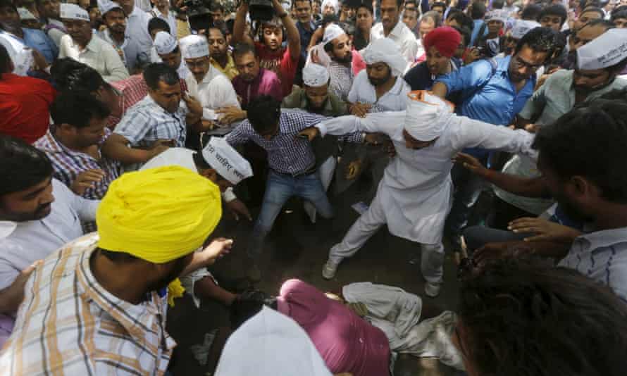 okto-nekroi-se-diadilosi-agroton-stin-india-242939