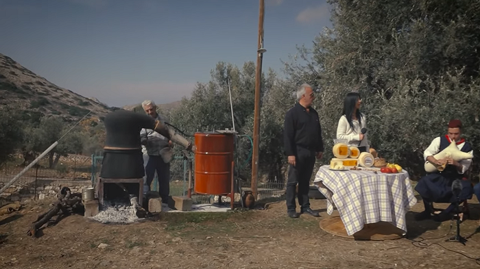 naxos-rakitzizoume-me-tzabouna-ntoubaki-tragoudi-graviera-p-o-p-kai-arseniko-vinteo-247705