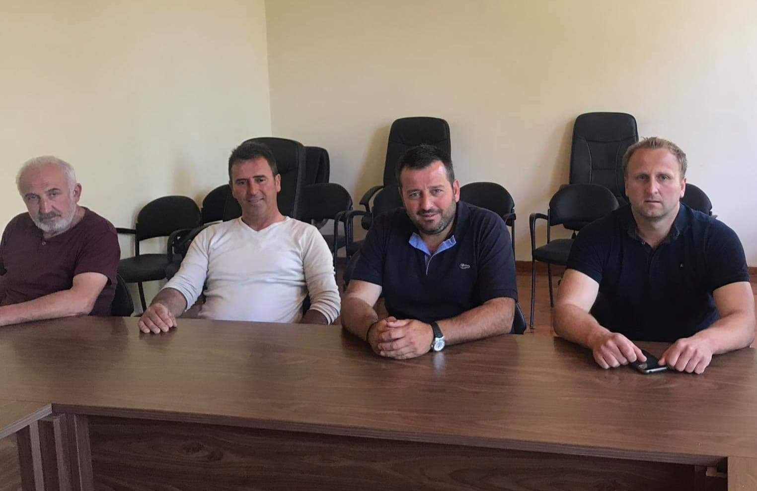 sfodri-epithesi-ton-ktinotrofon-tou-tyrnavou-se-kyvernisi-kai-ypaat-251466