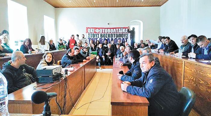 agrafa-dimos-kai-katoikoi-anesteilan-tin-egkatastasi-fotovoltaikon-sti-velaora-255135