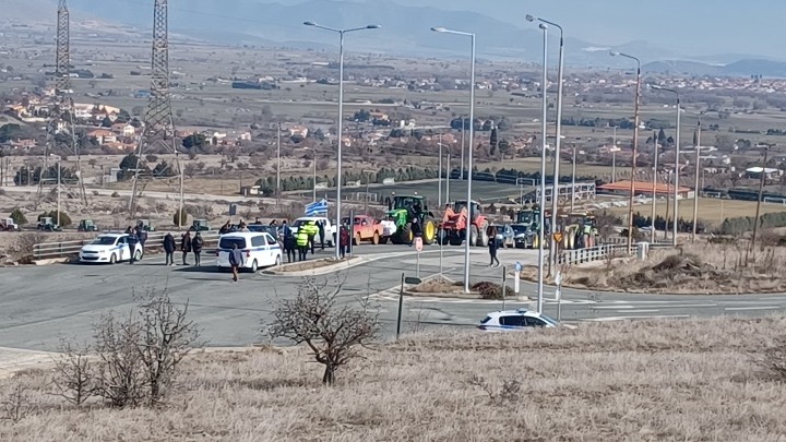 kozani-agrotes-me-ta-trakter-tous-apekleisan-symvolika-to-ktirio-tis-perifereias-dyt-makedonias-254953