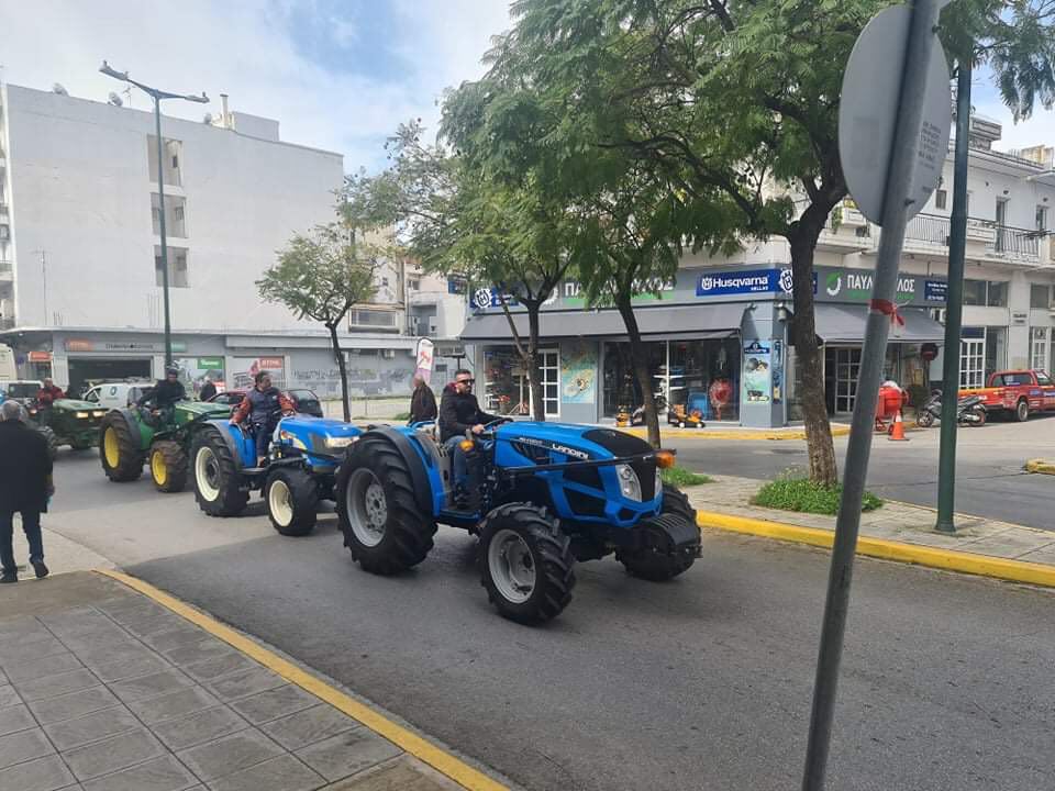 megali-sygkentrosi-agroton-me-ta-trakter-tous-stin-kentriki-plateia-tis-kalamatas-vinteo-255002