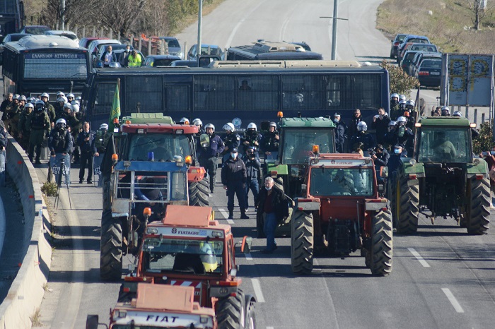 bloko-tis-elas-stous-thessalous-agrotes-sti-nikaia-meso-paradromon-i-kykloforia-ton-ochimaton-253997