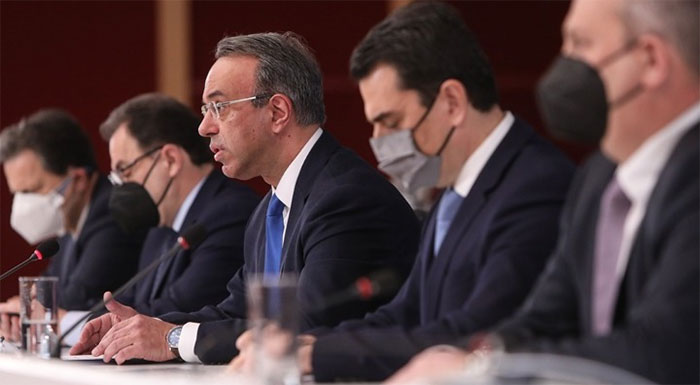 ektakti-enischysi-200-evro-se-evalota-noikokyria-epidotisi-22-lepta-litro-gia-venzini-15-lepta-litro-sto-petrelaio-257658
