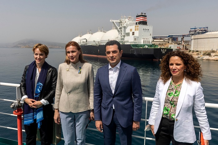 sti-revythousa-o-k-skrekas-kai-i-epitropos-energeias-tis-e-e-kadri-simson-259802