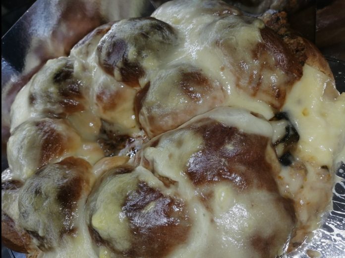 tsoureki-mousakas-krouasan-karmponara-nea-gastronomiki-protasi-apo-thessaloniki