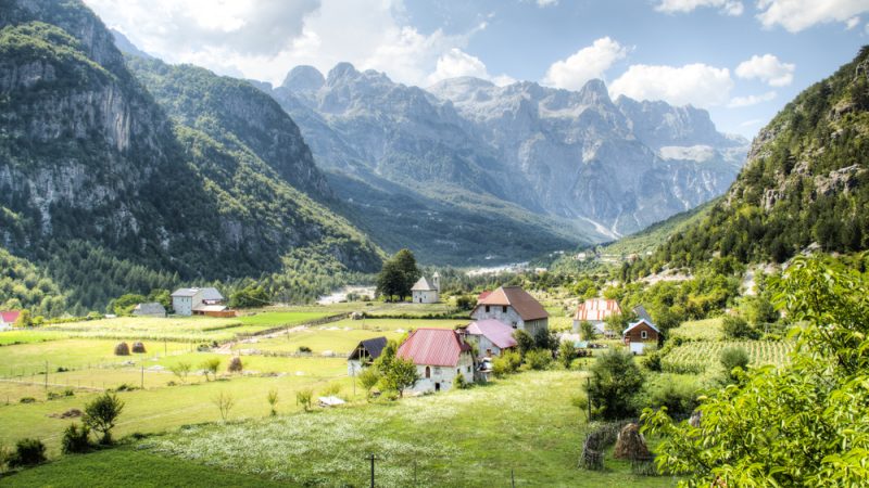 pagkosmia-trapeza-o-talaiporimenos-georgikos-tomeas-tis-alvanias-gematos-dynatotites-267380