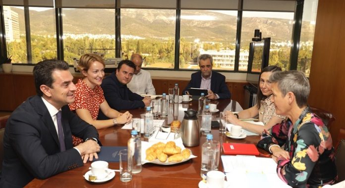 synantisi-k-skreka-ektelestiki-antiproedro-komision-margrethe-vestager-ape