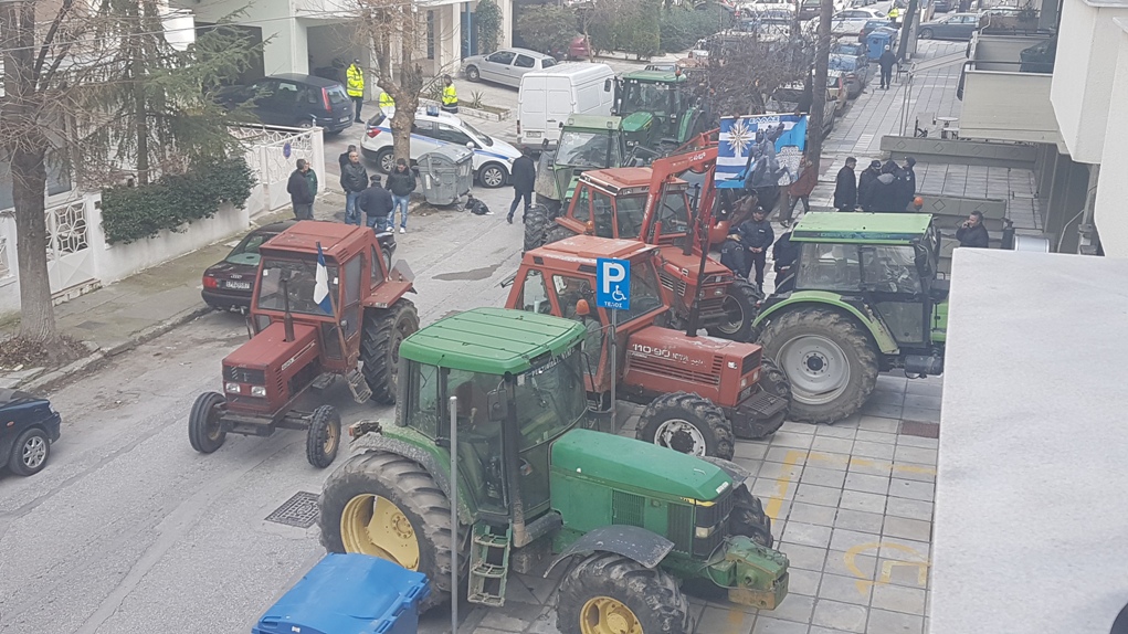 me-trakter-sti-giorti-milou-agias-oi-agrotes-tis-periochis-271691