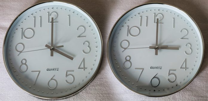 ΑΛΛΑΓΗ ΩΡΑΣ - ΤΗΝ ΚΥΡΙΑΚΗ ΣΤΙΣ 04:00 ΤΑ ΡΟΛΟΓΙΑ ΓΥΡΙΖΟΥΝ ΜΙΑ ΩΡΑ ΠΙΣΩ (ΚΩΣΤΑΣ ΤΖΟΥΜΑΣ / EUROKINISSI)
