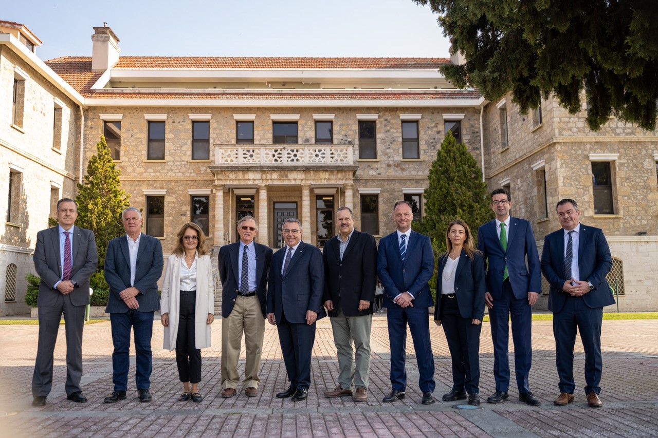 alpha-bank-kai-ags-stirizoun-tin-prosvasi-stin-ekpaidefsi-gia-tous-paragogous-tou-avrio-277917