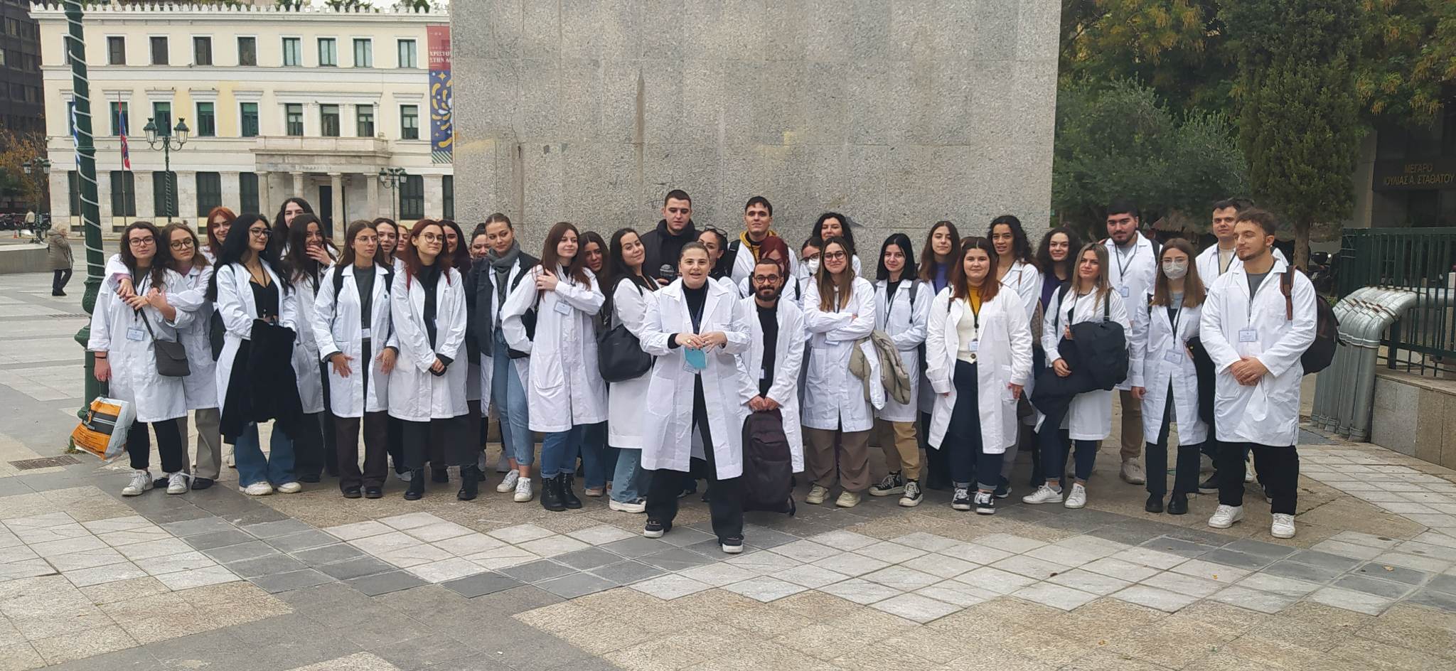 ekpaideftiki-episkepsi-foititon-tis-scholis-dimosias-ygeias-stin-varvakeio-agora-280512
