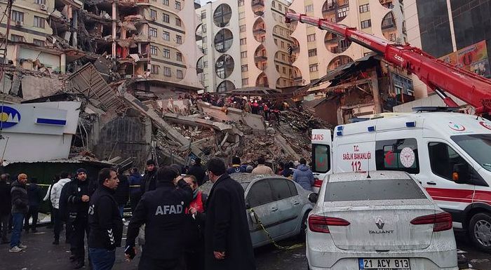 tis-pliges-tous-metroun-tourkia-kai-syria-meta-ton-ischyrotato-seismo-78-richter-ekatontades-oi-nekroi-kai-travmaties-284592