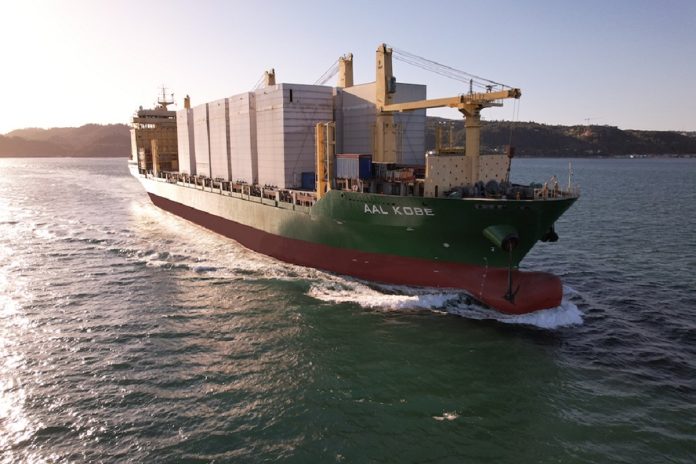 entyposiaki-metafora-gigantiaion-deksamenon-xymou-apo-kina-portogalia-fotos