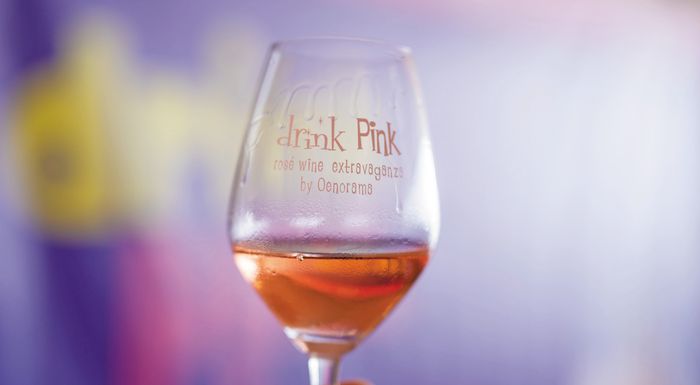 drink-pink-kerdizei-diarkos-meridia-to-roze-krasi-295059
