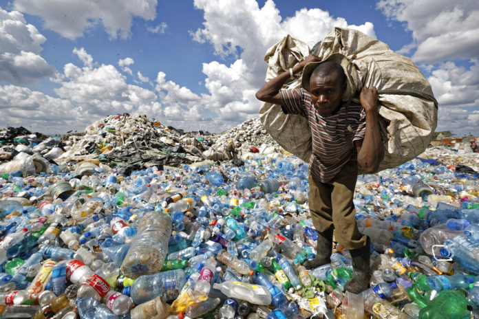 i-rypansi-apo-ta-plastika-apeilei-to-klima-kai-ti-viopoikilotita-293954
