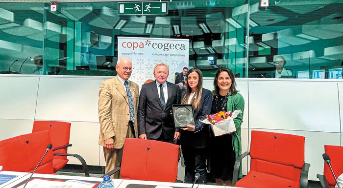 i-agrotissa-tis-chronias-gnoriste-ti-gynaika-pou-kerdise-to-fetino-vraveio-kainotomias-ton-copa-cogeca-304277