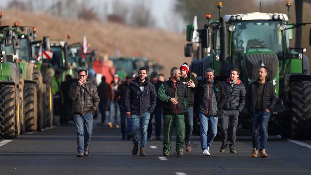 se-katastasi-poliorkias-xypnisan-oi-katoikoi-tou-parisiou-logo-ton-agrotikon-kinitopoiiseon-312571