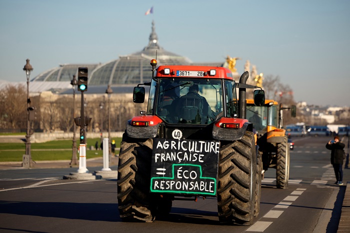ee-oi-vryxelles-ypo-piesi-brosta-stin-aganaktisi-ton-agroton-312103