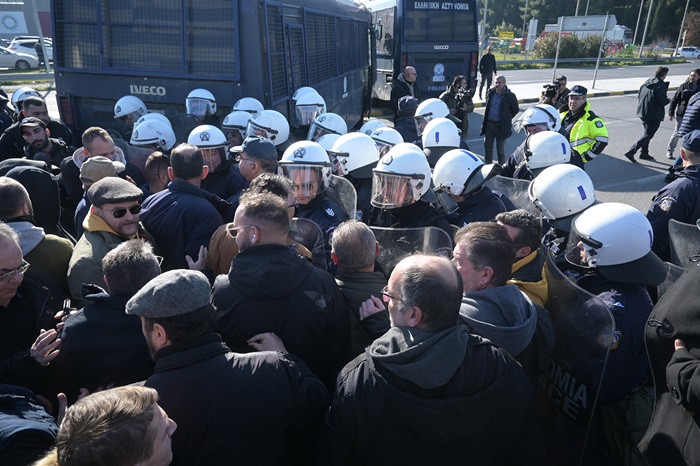 entasi-metaxy-agroton-kai-astynomias-ston-e65-stin-karditsa-fotos-stithikan-ta-prota-bloka-sti-thessalia-312240