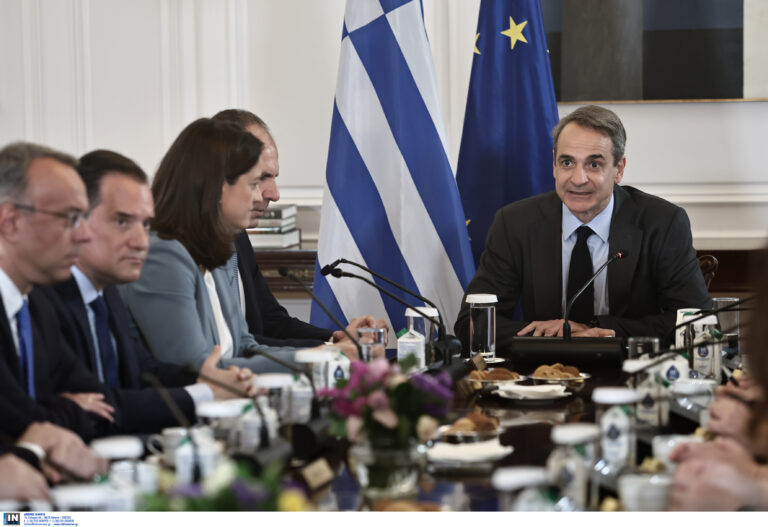 k-mitsotakis-sto-ypourgiko-erchontai-neoi-elegchoi-se-ladi-meli-oporokipeftika-meiomenes-times-se-1-500-proionta-apo-ton-martio-315467