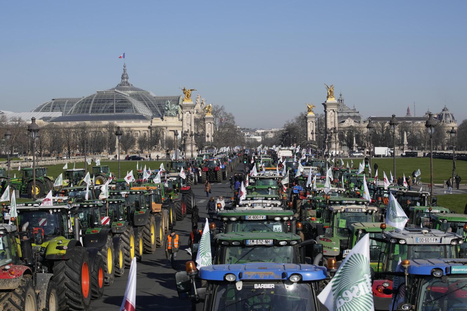 gallia-ta-trakter-katevainoun-stous-dromous-tou-parisiou-enopsei-tis-enarxis-tis-agrotikis-ekthesis-315017
