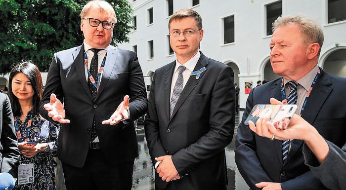 eborikos-antiprosopos-oukranias-t-katska-i-polonia-prospathei-na-stigmatisei-ta-oukranika-trofima-315303