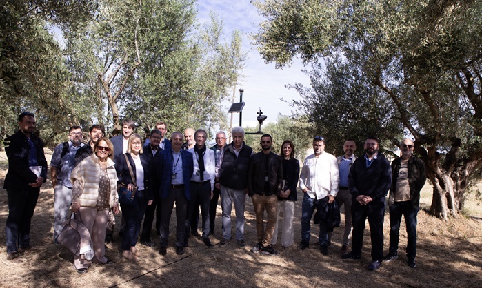 episkepsi-se-exypno-elaiona-me-systima-gaiasense-kai-pagida-katapolemisis-dakou-320094