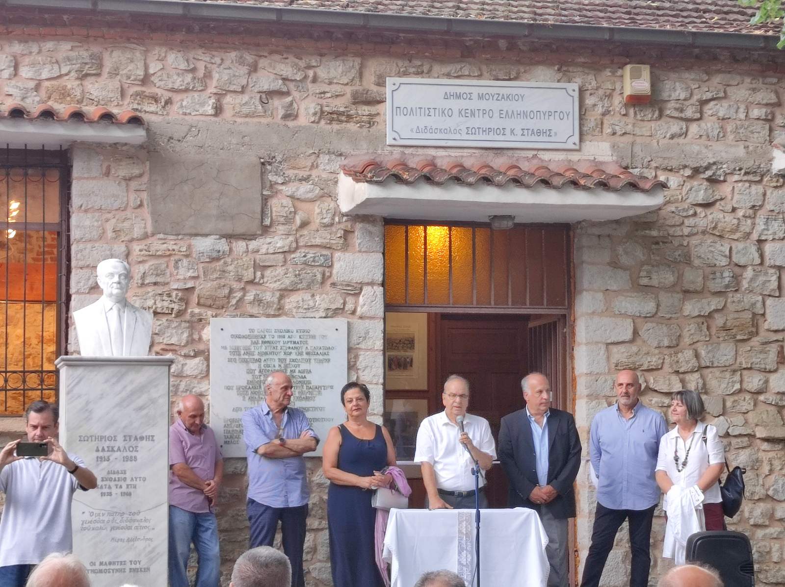 Με επιτυχία τα εγκαίνια της έκθεσης Ελληνοπυργίων καλλιτεχνών Με επιτυχία τα εγκαίνια της έκθεσης Ελληνοπυργίων καλλιτεχνών