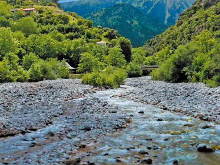 dipsaei-o-pineios-potamos-sti-thessalia-335185