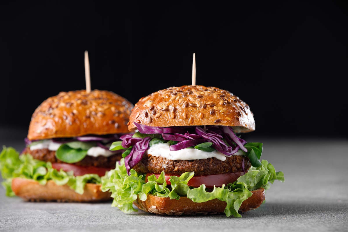 Τα vegan burger και λουκάνικο δικαιώνονται από το ευρωπαϊκό Δικαστήριο Τα vegan burger και λουκάνικο δικαιώνονται από το ευρωπαϊκό Δικαστήριο