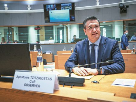 premiera-me-tzitzikosta-kai-chansen-kanoun-oi-akroaseis-ton-ypopsifion-epitropon-335662