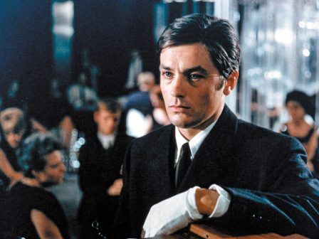 le-samourai-o-dolofonos-me-to-angeliko-prosopo-i-tainia-pou-echrise-athanato-ton-alen-ntelon-333996
