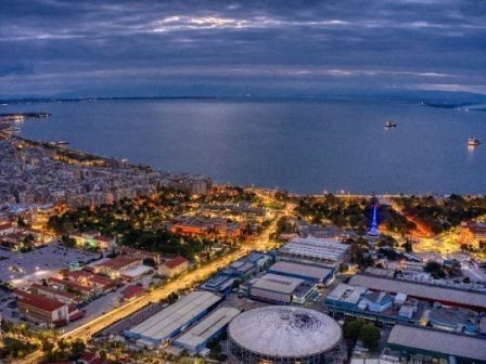 ellines-kai-xenoi-kataklyzoun-tin-eortastiki-thessaloniki-kai-i-kinisi-pianeikokkino-342537