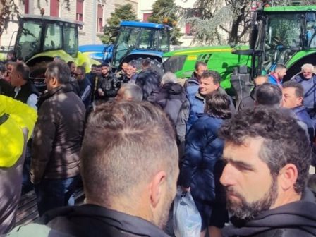 enischyontai-ta-bloka-ton-agroton-se-oli-ti-chora-345100